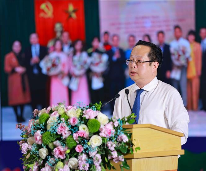 Giám đốc Sở Giáo dục và Đào tạo Hà Nội Trần Thế Cương báo cáo kết quả năm học. Ảnh: Thanh Tùng - TTXVN