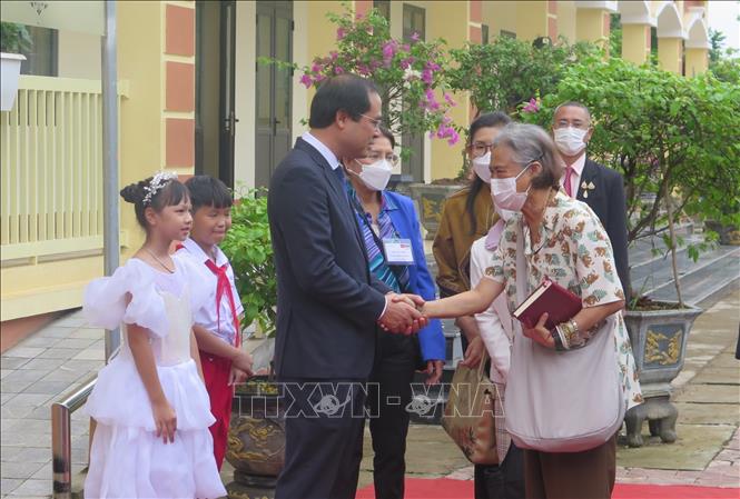 Chủ tịch UBND tỉnh Lào Cai Trịnh Xuân Trường tiếp đón Công chúa Thái Lan Maha Chakri Sirindhorn. Ảnh: Hương Thu - TTXVN                               