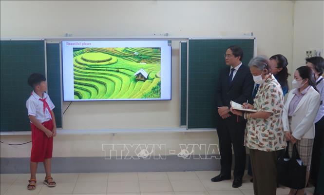 Công chúa Thái Lan Maha Chakri Sirindhorn cùng Đoàn đại biểu dự hoạt động học tiếng Anh tại Trường Tiểu học Nam Cường. Ảnh: Hương Thu - TTXVN                 