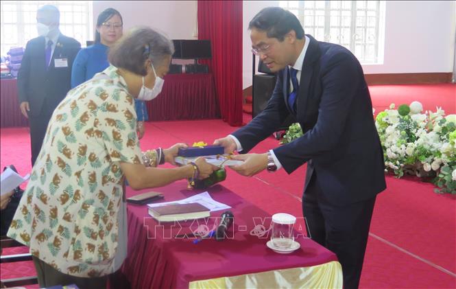 Công chúa Thái Lan Maha Chakri Sirindhorn tặng quà cho Chủ tịch UBND tỉnh Lào Cai Trịnh Xuân Trường. Ảnh: Hương Thu - TTXVN