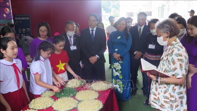 Công chúa Thái Lan Maha Chakri Sirindhorn cùng Đoàn đại biểu tham quan, trải nghiệm một số hoạt động tại Trường Tiểu học Nam Cường. Ảnh: Hương Thu - TTXVN                  