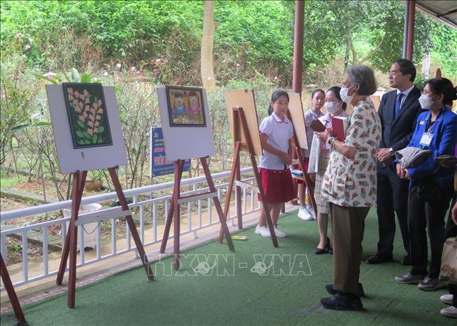 Công chúa Thái Lan Maha Chakri Sirindhorn cùng Đoàn đại biểu tham quan, trải nghiệm một số hoạt động tại Trường Tiểu học Nam Cường. Ảnh: Hương Thu - TTXVN              