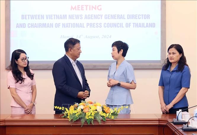 Tổng Giám đốc Thông tấn xã Việt Nam Vũ Việt Trang và Chủ tịch Hội đồng Báo chí quốc gia Thái Lan Chavarong Limpattamapanee trao đổi bên lề buổi tiếp. Ảnh: An Đăng - TTXVN