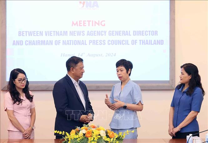 Tổng Giám đốc Thông tấn xã Việt Nam Vũ Việt Trang và Chủ tịch Hội đồng Báo chí quốc gia Thái Lan Chavarong Limpattamapanee trao đổi bên lề buổi tiếp. Ảnh: An Đăng - TTXVN