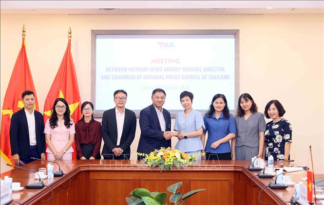 Tổng Giám đốc Thông tấn xã Việt Nam Vũ Việt Trang và Chủ tịch Hội đồng Báo chí quốc gia Thái Lan Chavarong Limpattamapanee với các đại biểu. Ảnh: An Đăng - TTXVN