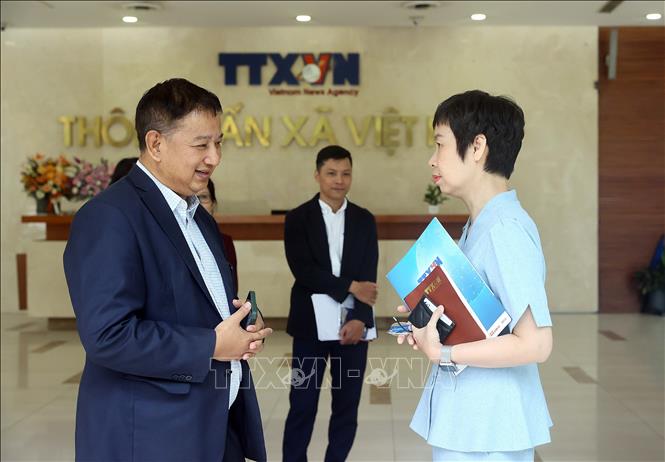 Tổng Giám đốc Thông tấn xã Việt Nam Vũ Việt Trang và Chủ tịch Hội đồng Báo chí quốc gia Thái Lan Chavarong Limpattamapanee trao đổi. Ảnh: An Đăng - TTXVN