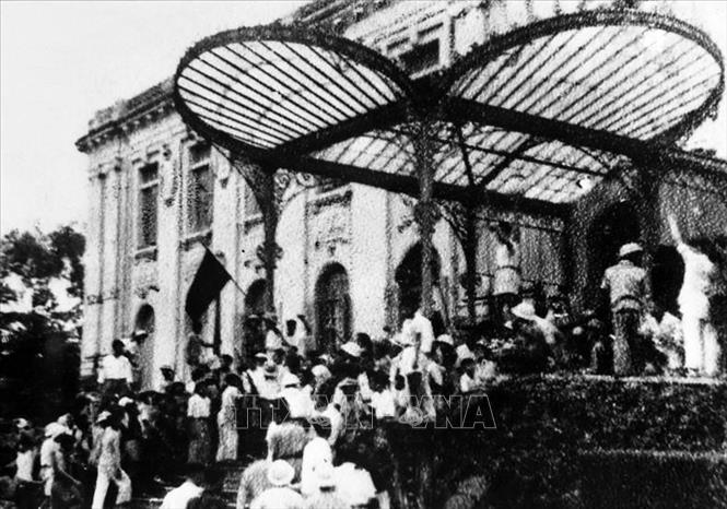 Ngày 19/8/1945, sau cuộc mít tinh tại Quảng trường Nhà hát Lớn, quần chúng nhân dân Thủ đô đã đánh chiếm Bắc Bộ phủ, cơ quan đầu não của chính quyền tay sai Pháp ở Bắc Bộ. Cách mạng tháng Tám là một bài học lịch sử, mở ra một thời đại mới ở Việt Nam, thời đại nhân dân Việt Nam làm chủ đất nước, làm chủ vận mệnh của chính mình. Ảnh: TTXVN
