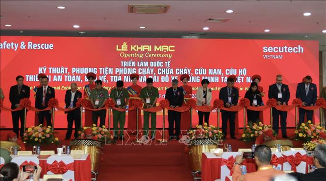 Lieutenant General Nguyen Tuan Anh, Director of the Fire Prevention, Fighting, and Rescue Police Department and delegates cut the ribbon to open the exhibition. VNA Photo: Thanh Vũ