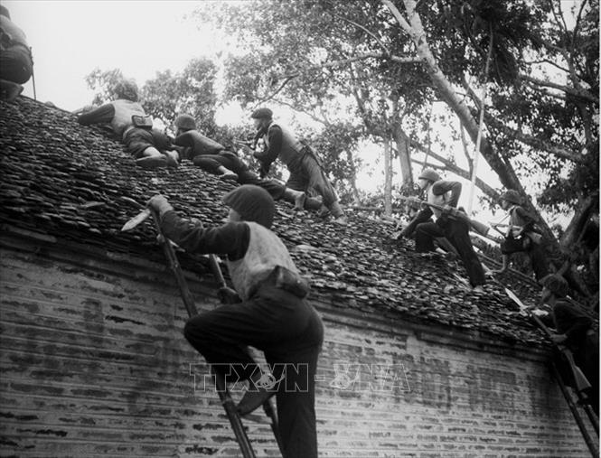 Sau Cách mạng tháng Tám, trước dã tâm của thực dân Pháp quay trở lại, dùng vũ lực hòng đặt lại ách thống trị trên đất nước ta một lần nữa, toàn dân tộc Việt Nam đã nhất tề đứng lên kháng chiến, chống thực dân Pháp xâm lược theo Lời kêu gọi toàn quốc kháng chiến ngày 19/12/1946 của Chủ tịch Hồ Chí Minh. Trong ảnh: Các chiến sỹ Vệ Quốc đoàn chiến đấu kiên cường, bảo vệ từng ngôi nhà, tấc đất của Thủ đô trong những ngày đầu Toàn quốc kháng chiến, tháng 12/1946. Ảnh: Tư liệu TTXVN