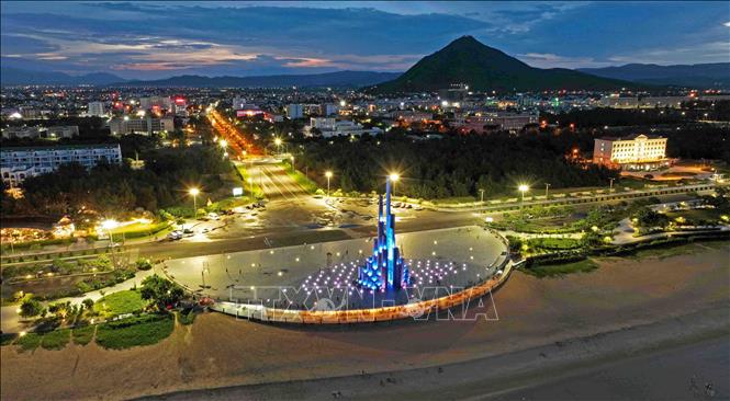 Tháp Nghinh Phong ở thành phố Tuy Hoà rực rỡ về đêm. Ảnh: Vũ Sinh – TTXVN