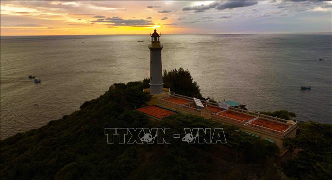 Hải đăng Đại Lãnh thuộc xã Hòa Tâm, huyện Đông Hòa, tỉnh Phú Yên, nơi đón ánh bình minh đầu tiên của Tổ quốc. Ảnh: Vũ Sinh – TTXVN