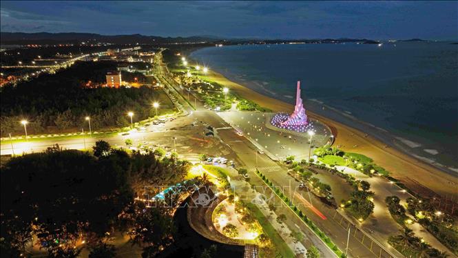 Tháp Nghinh Phong trong khuôn viên công viên biển ở thành phố Tuy Hoà, tỉnh Phú Yên, rực rỡ về đêm. Ảnh: Vũ Sinh – TTXVN