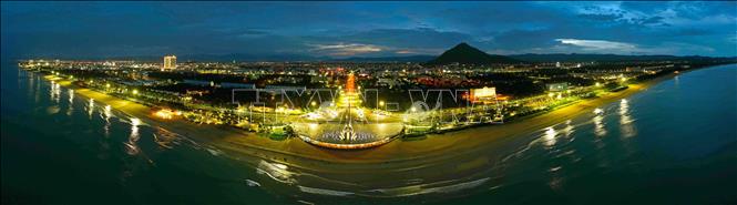 Tháp Nghinh Phong ở thành phố Tuy Hoà rực rỡ về đêm. Ảnh: Vũ Sinh – TTXVN