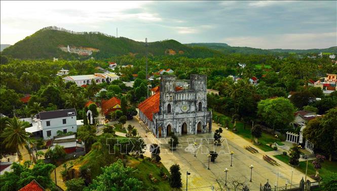 Nhà thờ Mằng Lăng là địa điểm du lịch không thể thiếu của du khách khi đến với Phú Yên, thuộc xã An Thạch, huyện Tuy An, tỉnh Phú Yên cách trung tâm thành phố Tuy Hòa khoảng 35km. Đây là một trong những nhà thờ công giáo lâu đời nhất Việt Nam được xây dựng từ năm 1892. Ảnh: Vũ Sinh – TTXVN