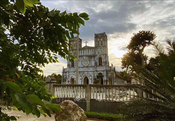 Nhà thờ Mằng Lăng là địa điểm du lịch không thể thiếu của du khách khi đến với Phú Yên, thuộc xã An Thạch, huyện Tuy An, tỉnh Phú Yên cách trung tâm thành phố Tuy Hòa khoảng 35km. Đây là một trong những nhà thờ công giáo lâu đời nhất Việt Nam được xây dựng từ năm 1892. Ảnh: Vũ Sinh – TTXVN