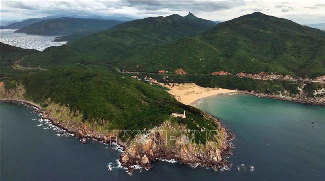 Mũi Điện (Mũi Đại Lãnh), thuộc xã Hòa Tâm, huyện Đông Hòa, tỉnh Phú Yên, nơi đón ánh bình minh đầu tiên của Tổ quốc. Ảnh: Vũ Sinh – TTXVN