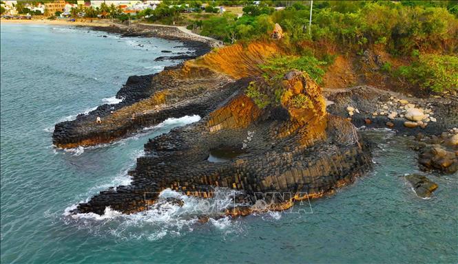 Ghềnh Đá Đĩa (xã An Ninh Đông, huyện Tuy An), cách trung tâm thành phố Tuy Hòa khoảng 35 km về phía Bắc như một tác phẩm nghệ thuật do bàn tay của thiên nhiên tạo nên. Ảnh: Vũ Sinh – TTXVN