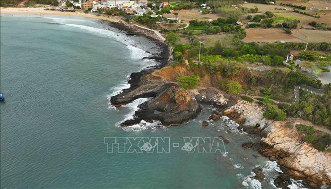 Ghềnh Đá Đĩa (xã An Ninh Đông, huyện Tuy An), cách trung tâm thành phố Tuy Hòa khoảng 35 km về phía Bắc như một tác phẩm nghệ thuật do bàn tay của thiên nhiên tạo nên. Ảnh: Vũ Sinh – TTXVN