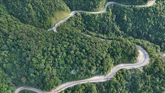 Quốc lộ 8A có chiều dài khoảng 85km, với nhiều vị trí quanh co, hiểm trở. Ảnh: Hữu Quyết – TTXVN