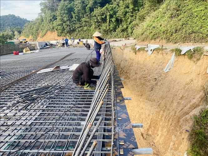 Công nhân thi công đan thép phần lan can Cầu 74. Ảnh: Hữu Quyết – TTXVN