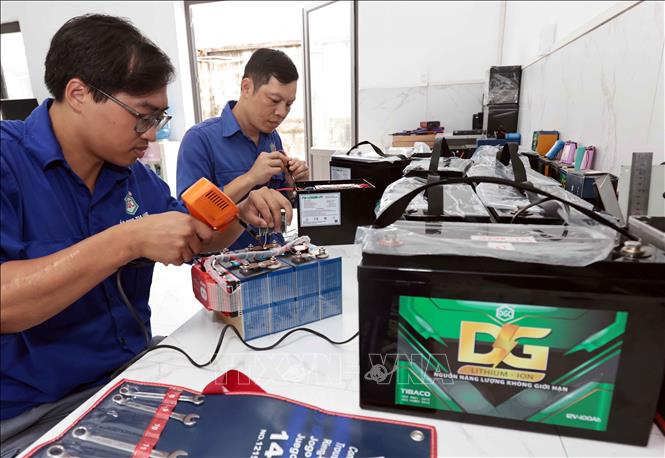 Manufacturing lithium batteries at the Tia Sang Battery JSC (TIBACO) in the northern city of Hai Phong. VNA Photo: Trần Việt