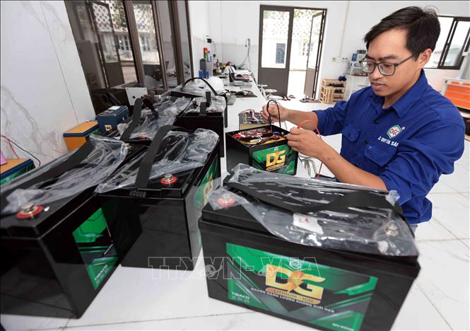 Manufacturing lithium batteries at the Tia Sang Battery JSC (TIBACO) in the northern city of Hai Phong. VNA Photo: Trần Việt