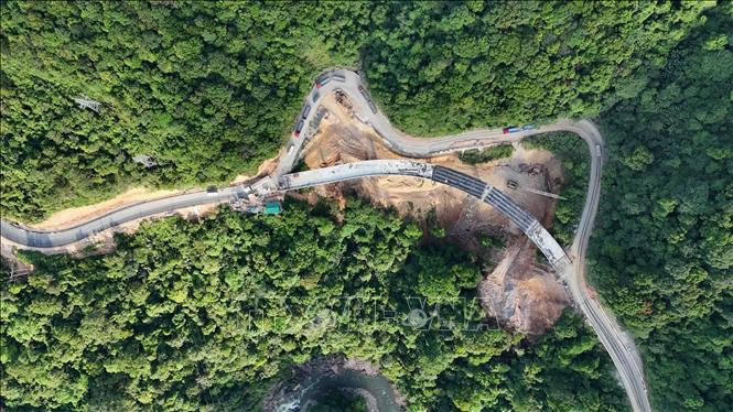 Cầu 74 tại Km74+600 khi hoàn thành có vai trò xóa bỏ 2 khúc cua “tay áo” nguy hiểm trên Quốc lộ 8. Ảnh: Hữu Quyết – TTXVN