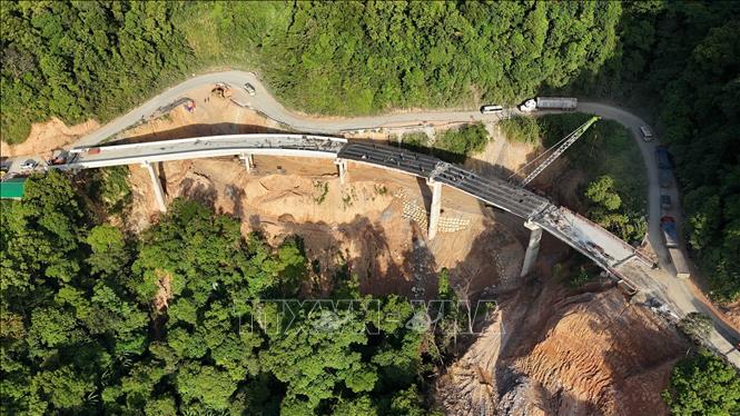  Những hạng mục cuối tại Cầu 74 thuộc Km74+600 trên Quốc lộ 8 đang được khẩn trương thi công. Ảnh: Hữu Quyết - TTXVN
