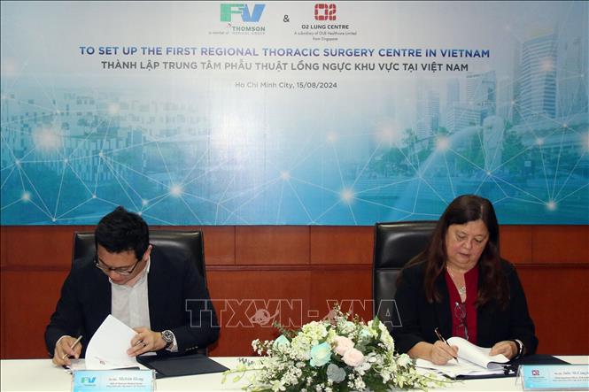Ký kết thành lập Trung tâm phẫu thuật lồng ngực khu vực tại Việt Nam. Ảnh: Tiến Lực - TTXVN