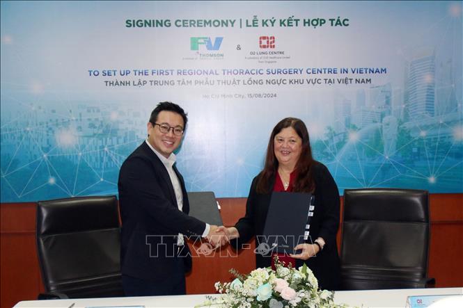 Ký kết thành lập Trung tâm phẫu thuật lồng ngực khu vực tại Việt Nam. Ảnh: Tiến Lực - TTXVN