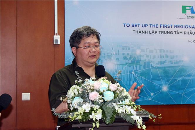Bác sĩ Su Jang Wen, chuyên gia hàng đầu về phẫu thuật lồng ngực và ung thư phổi đến từ Singapore, chia sẻ tại buổi ký kết. Ảnh: Tiến Lực - TTXVN