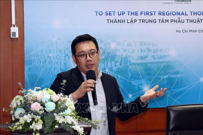 Đại diện Tập đoàn Y tế Thomson chia sẻ về việc thành lập Trung tâm phẫu thuật lồng ngực tại Việt Nam. Ảnh: Tiến Lực - TTXVN