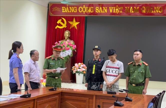Cơ quan điều tra đọc lệnh bắt tạm giam đối với Hà Đình Tuyên, thủ kho vật liệu nổ của Công ty TNHH Duy Thành. Ảnh: TTXVN phát