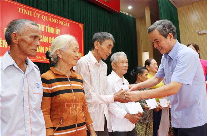 Trao quà cho các hộ nghèo, gia đình chính sách huyện Sơn Tịnh. Ảnh: Phạm Cường-TTXVN