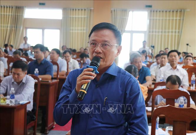 Chủ tịch UBND huyện Sơn Tịnh Phạm Xuân Vinh trả lời chất vấn của người dân tại buổi đối thoại. Ảnh: Phạm Cường-TTXVN