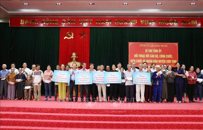 Trao quà và nhà Đại đoàn kết cho hộ nghèo, gia đình chính sách huyện Sơn Tịnh. Ảnh: Phạm Cường-TTXVN