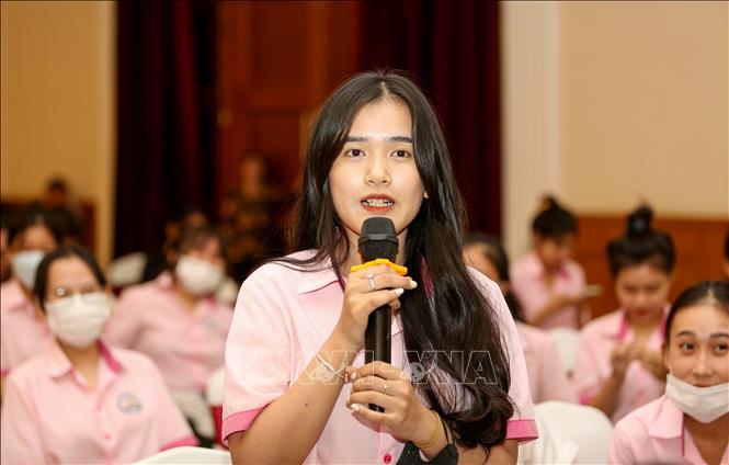 Sinh viên trả lời các nội dung liên quan đến xuất khẩu lao động, tìm kiếm việc làm nhằm nâng cao ý thức phòng chống mua bán người. Ảnh: Giang Phương - TTXVN