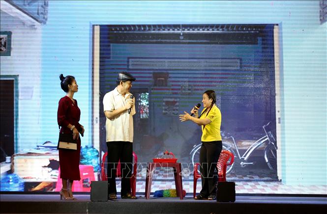 Tiểu phẩm sân khấu về lừa đảo xuất khẩu lao động được biểu diễn thực tế sinh động. Ảnh: Giang Phương – TTXVN