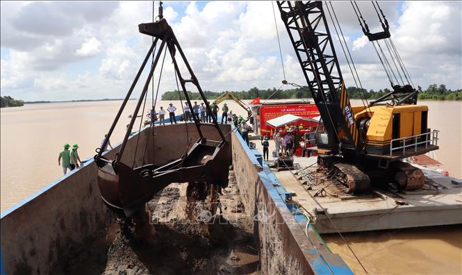 Khai thác cát tại lễ khai mỏ MS01 trên sông Hậu thuộc tỉnh Sóc Trăng phục vụ thi công cao tốc. Ảnh: Trung Hiếu-TTXVN