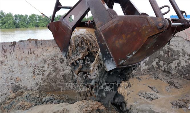 Khai thác cát tại lễ khai mỏ MS01 trên sông Hậu thuộc tỉnh Sóc Trăng phục vụ thi công cao tốc. Ảnh: Trung Hiếu-TTXVN