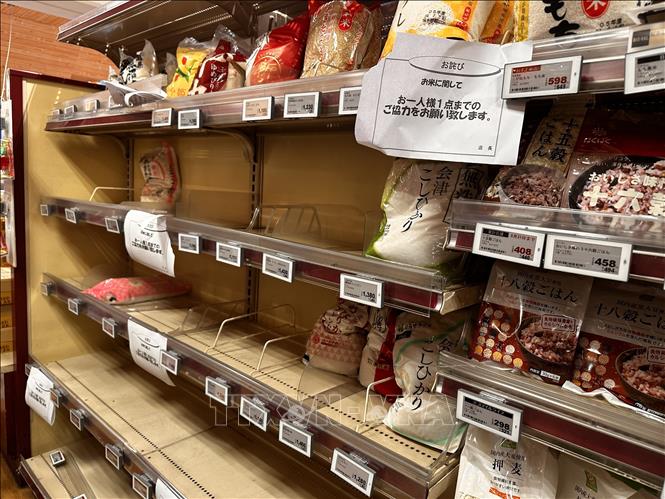 Khu vực bán gạo không còn hàng nhưng vẫn còn tờ giấy thông báo đề nghị 