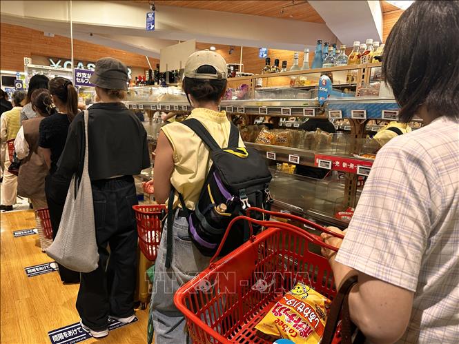 Dòng người xếp hàng dài trước quầy thanh toán tại một siêu thị ở thủ đô Tokyo. Ảnh: Nguyễn Tuyến - PV TTXVN tại Nhật Bản