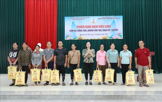 Công ty TNHH Dịch vụ và Thương mại Sơn Dương Việt Nam tặng quà người lao động có nhu cầu tìm kiếm việc làm đang sinh sống tại cụm xã Hồng Thái, Hoàng Văn Thụ, Nhạc Kỳ, Tân Mỹ trong Phiên giao dịch việc làm. Ảnh: Anh Tuấn – TTXVN