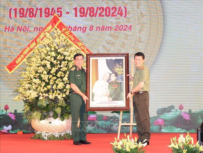 Thượng tướng, Bộ trưởng Công an Lương Tam Quang, thay mặt Đảng ủy Công an Trung ương, Bộ Công an trao tặng bức ảnh 