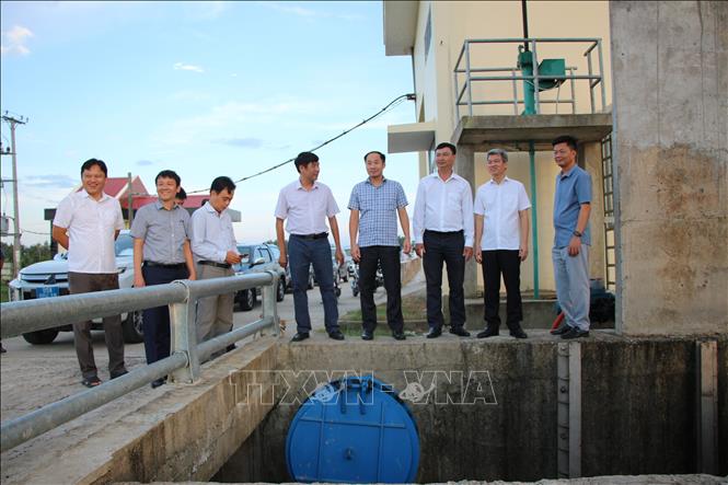 Đoàn công tác khảo sát hồ nước ngọt tỉnh Hậu Giang. Ảnh: Nguyễn Hằng - TTXVN