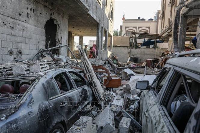 Cảnh đổ nát sau cuộc không kích của Israel xuống trại tị nạn Nuseirat ở Dải Gaza, ngày 14/8/2024. Ảnh: Getty Images/TTXVN