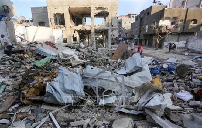 Cảnh đổ nát sau cuộc không kích của Israel xuống Deir al Balah, Dải Gaza, ngày 14/8/2024. Ảnh: Getty Images/TTXVN