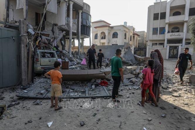 Cảnh đổ nát sau cuộc không kích của Israel xuống trại tị nạn Nuseirat, Dải Gaza, ngày 14/8/2024. Ảnh: Getty Images/TTXVN