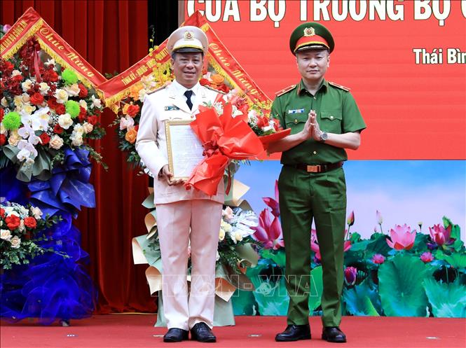 Thiếu tướng Nguyễn Ngọc Lâm, Thứ trưởng Bộ Công an trao quyết định của Bộ trưởng Bộ Công an cho Đại tá Trần Xuân Ánh. Ảnh: Thế Duyệt – TTXVN