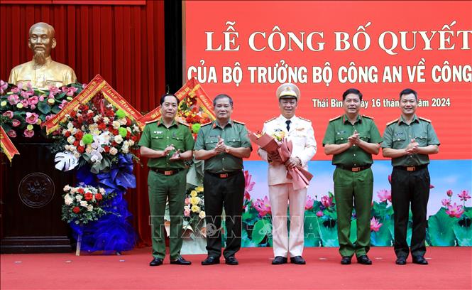 Lãnh đạo Công an tỉnh Thái Bình tặng hoa chúc mừng Đại tá Trần Xuân Ánh. Ảnh: Thế Duyệt – TTXVN